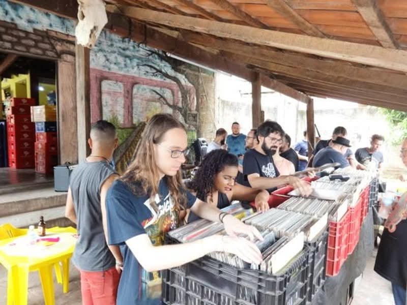Encontro de colecionadores marca retorno do Clube do Vinil de Passos