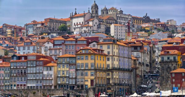 Várias instituições e figuras do setor cultural mostram solidariedade e apoio aos manifestantes que acamparam no Porto