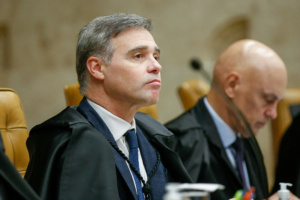 Decisão de afastar diretor da PF pode ser suspensa por Fachin e submetida ao Plenário