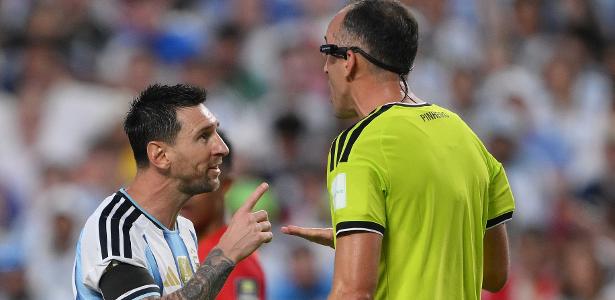 Árbitro diz que Messi 'deu trabalho' na Copa, mas esfria polêmica: 'Normal'