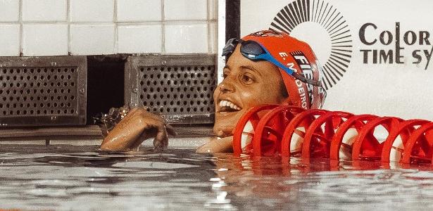 Etiene Medeiros supera donas da casa e é ouro nos 50m costas na Argentina