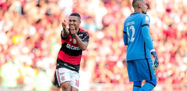 Samuel Lino decide, Flamengo vence o Botafogo e reage na caça ao Palmeiras