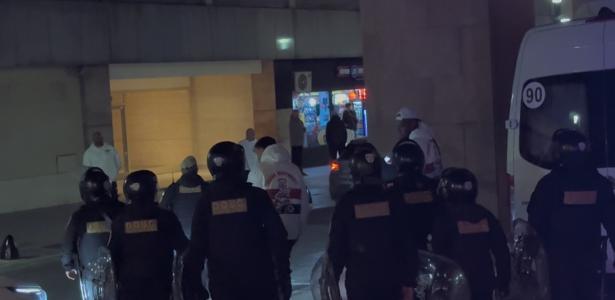 Tensão entre torcida e polícia marca chegada do São Paulo em Buenos Aires