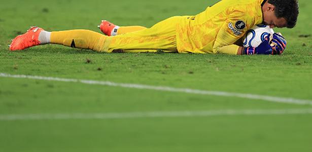 Algoz do Flamengo, quarentão Muslera viveu drama na Copa; quem é ele?