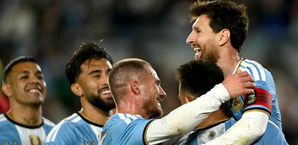 Messi chora, comanda Argentina e se despede com vitória, gol e assistências
