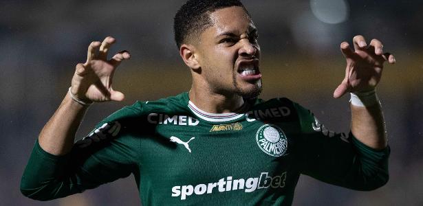 Abel escala três zagueiros, Arias e Vitor Roque contra a LDU; veja times