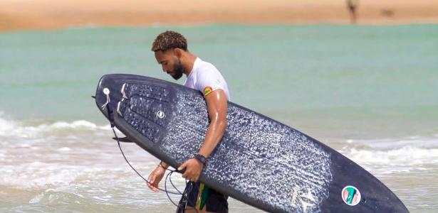 Matheus Cunha cumpre promessa e põe telão em cidade onde surfa no Brasil