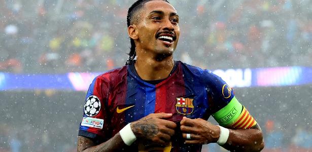 Raphinha faz 2 enquanto é convocado, e Barça goleia em estreia na Champions