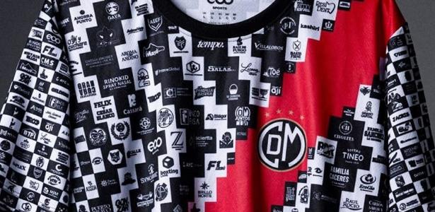 Com mil anúncios na camisa, time do Peru vira 'página de classificados'
