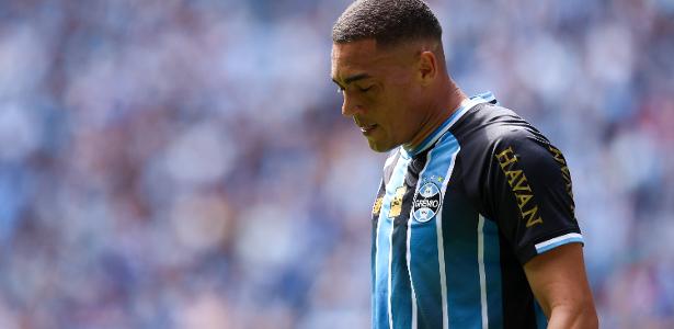 Sem acerto salarial, Grêmio trava conversa para renovar com Carlos Vinícius