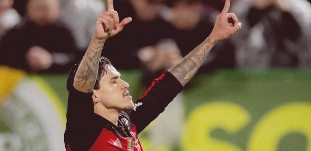 Radical contra o piso artificial, Flamengo segue fortíssimo no plástico