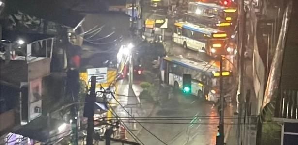 Tiroteio mata 4 pessoas no Rio, e criminosos usam 14 ônibus como barricada