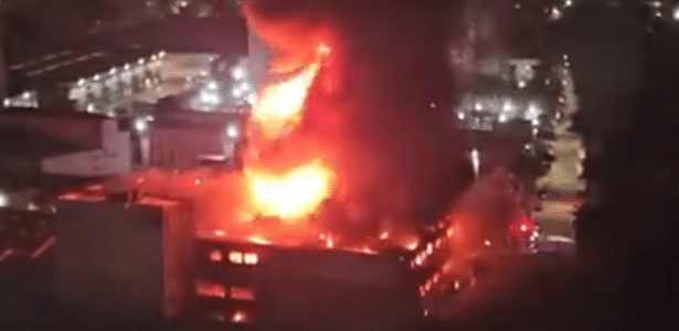 Incêndio de grandes proporções atinge galpões na Lapa, em São Paulo