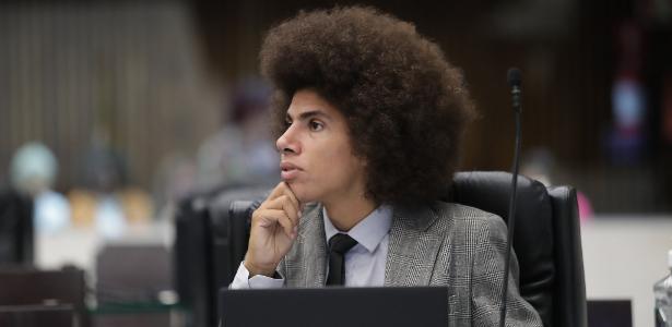 CCJ da Assembleia do Paraná aprova suspensão de prerrogativas de Renato Freitas por 30 dias