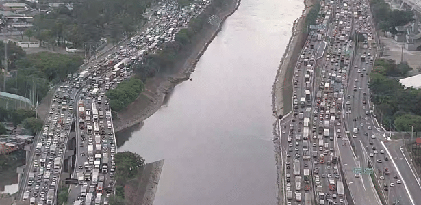 São Paulo registra 865 km de congestionamento às vésperas de feriado