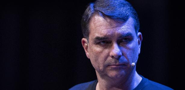 Flávio Bolsonaro vai aos EUA discutir tarifaço enquanto governo negocia