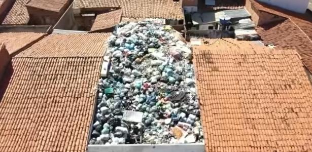 Homem será autuado após acumular lixo até perto de telhados vizinhos no PI