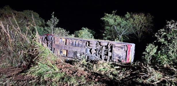 Ônibus que saiu de Gramado tomba com 67 pessoas e deixa 3 mortos em SC