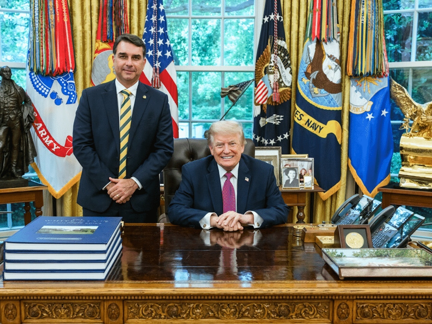 Zonzo, Flávio Bolsonaro oscila entre autofagia e a trumpfobia