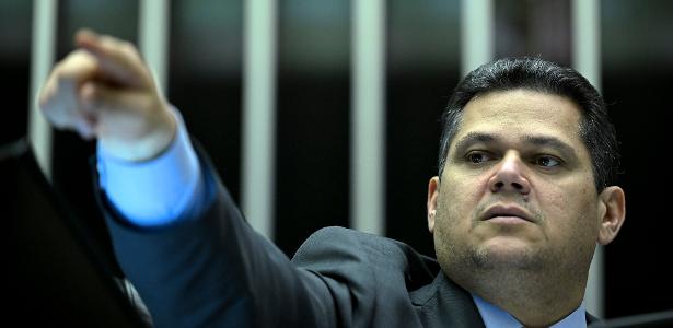 Com 78% contra a 6x1, Alcolumbre interfere na eleição ao adiar votação