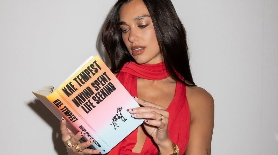 Dua Lipa está lutando contra a proibição de livros com nova biblioteca