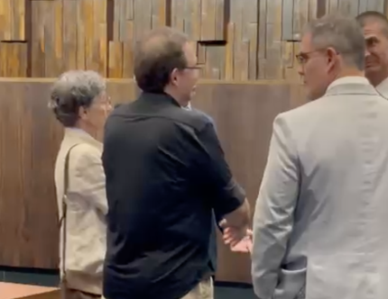 Juliano Cazarré e Cássia Kis aparecem juntos em visita a?