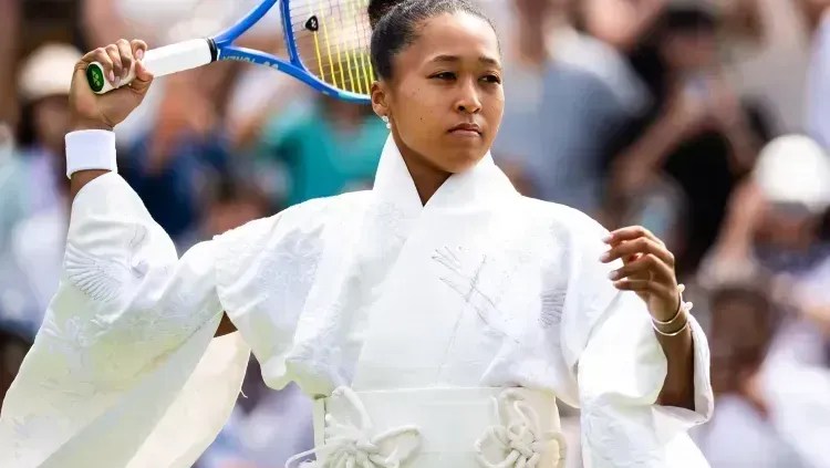 Naomi Osaka estreia em Wimbledon com look inspirado em “Kill Bill?