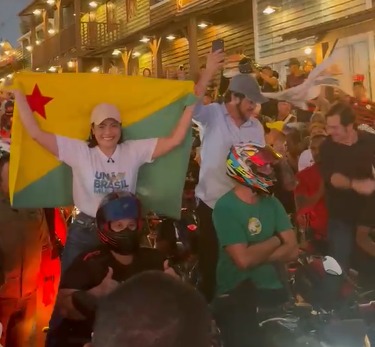 De moto, Mailza, Bittar e Rueda chegam e agitam lançamento político