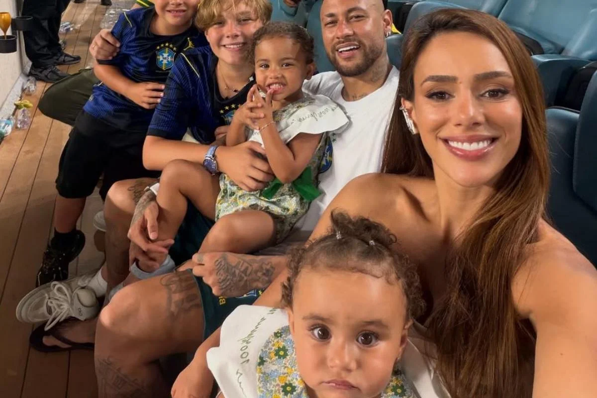Após vitória, Neymar se reúne com Biancardi e filhos na arquibancada