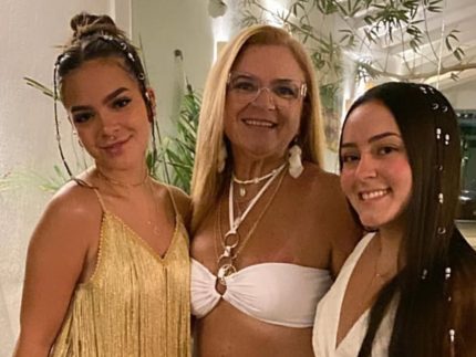 Mel Maia e a irmã ganham diamante com cinzas da mãe, que faleceu há 6 meses