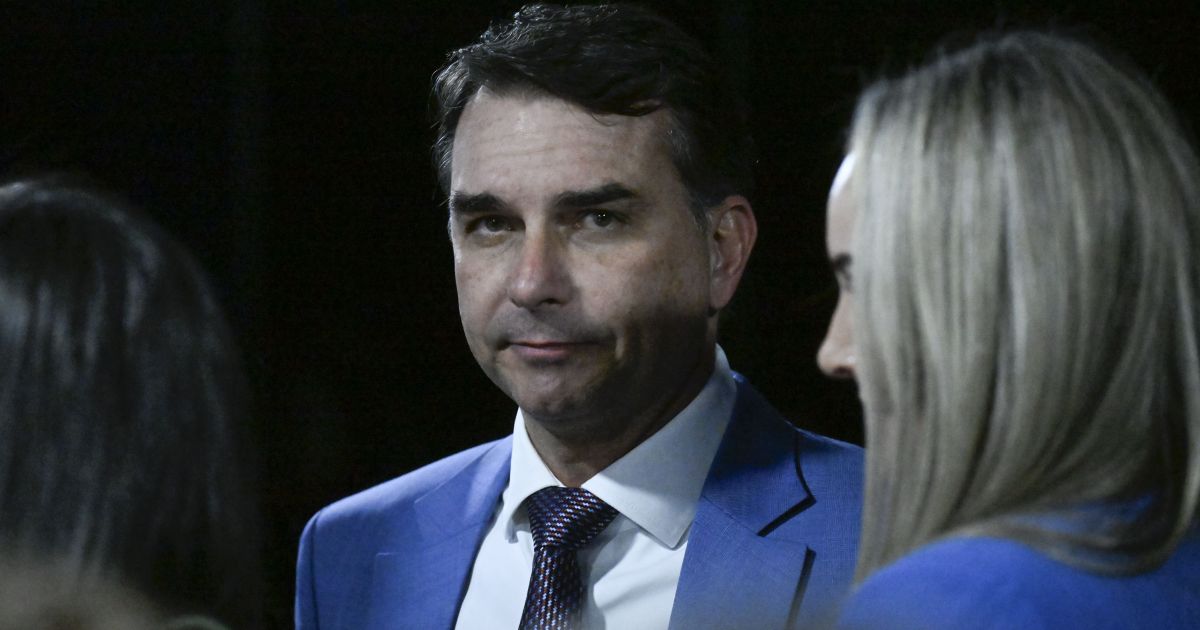 Flávio Bolsonaro viaja aos Estados Unidos e diz que vai defender o Pix