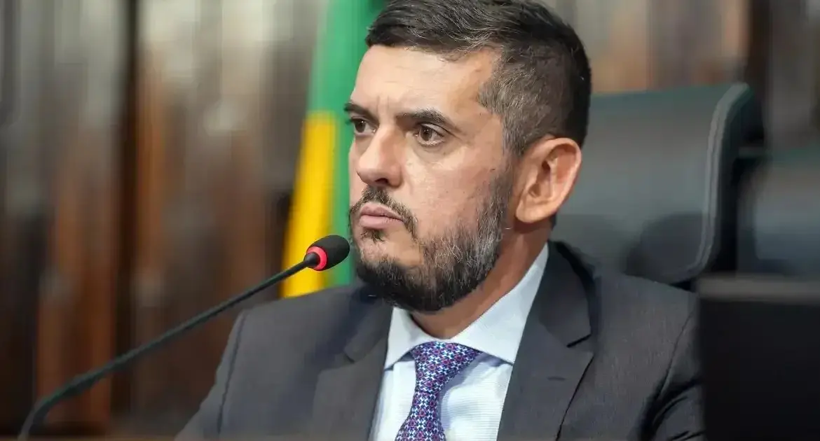 Moraes nega pedido de Bacellar para julgamento presencial