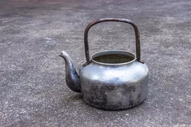 Se você tem uma chaleira velha ou sem uso, você tem um tesouro em casa que só precisa desses truques
