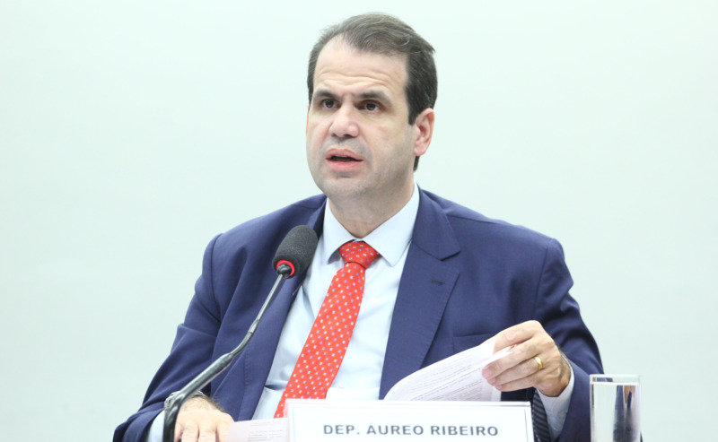 Relator propõe CNH para jovens de 16 anos e fim de radares ocultos