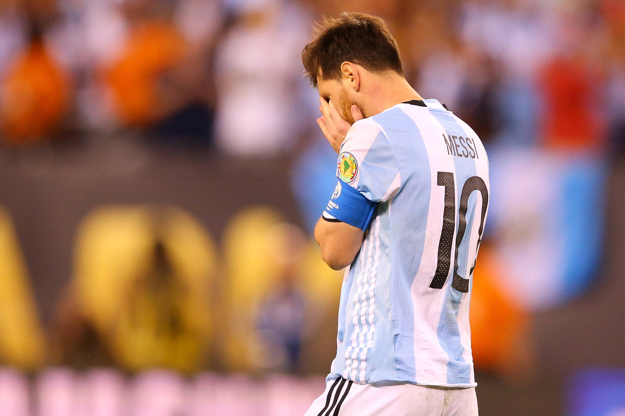 Messi volta a palco de derrota que causou sua 'aposentadoria' da seleção