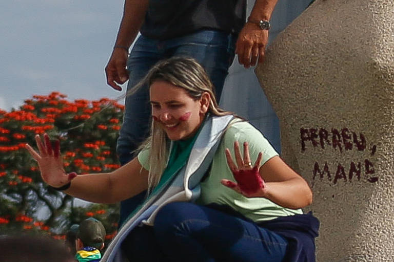 Painel: Candidatos, familiares dos presos do 8 de janeiro protestam em frente ao STF