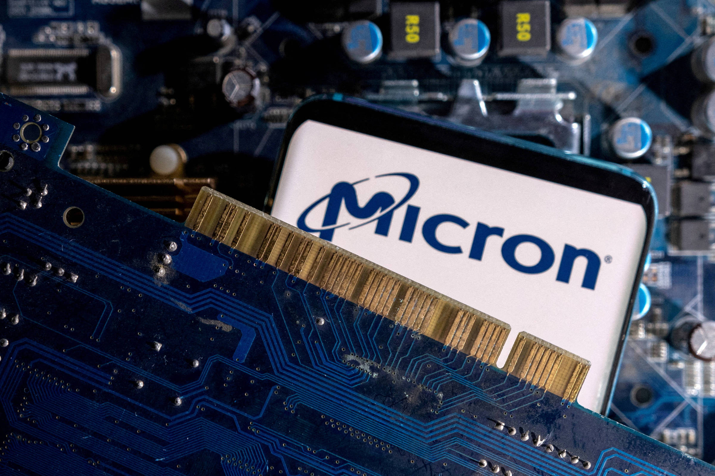 Micron supera US$ 1 trilhão em valor diante de escassez de chips para IA