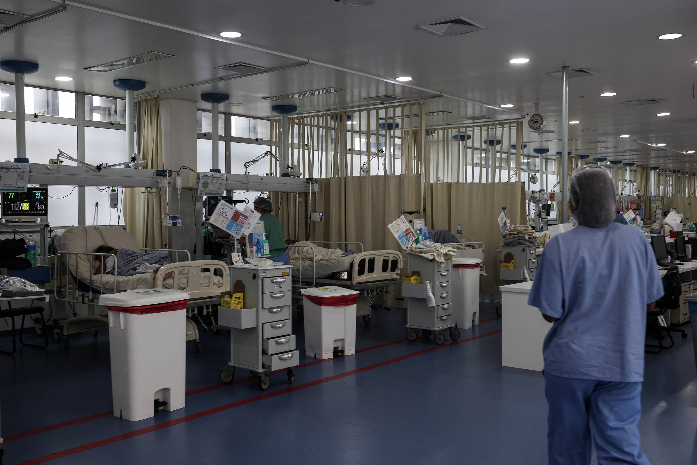 Quase metade dos médicos de UTIs brasileiras tem risco de burnout, diz estudo