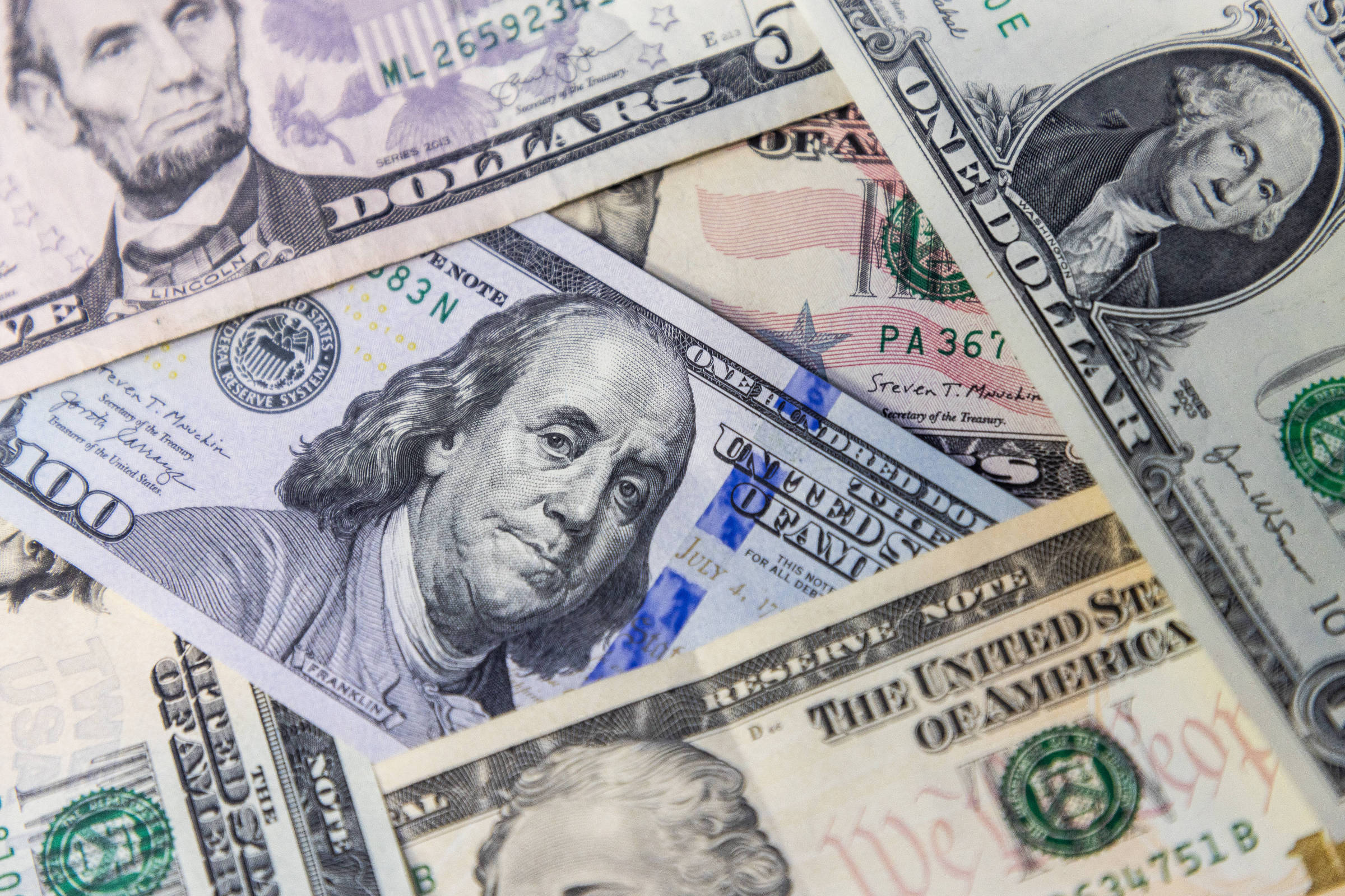 Dólar abre em alta com dados de inflação no Brasil e nos EUA