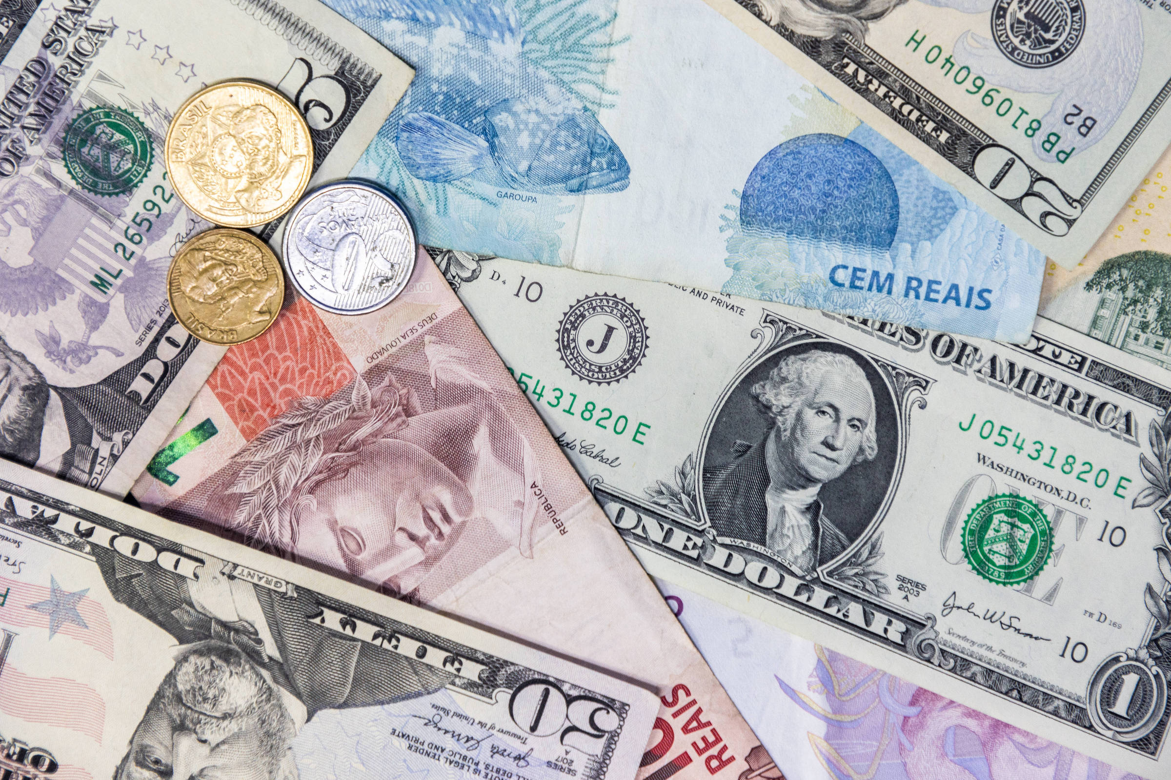 Dólar sobe e Bolsa recua com pressão do petróleo