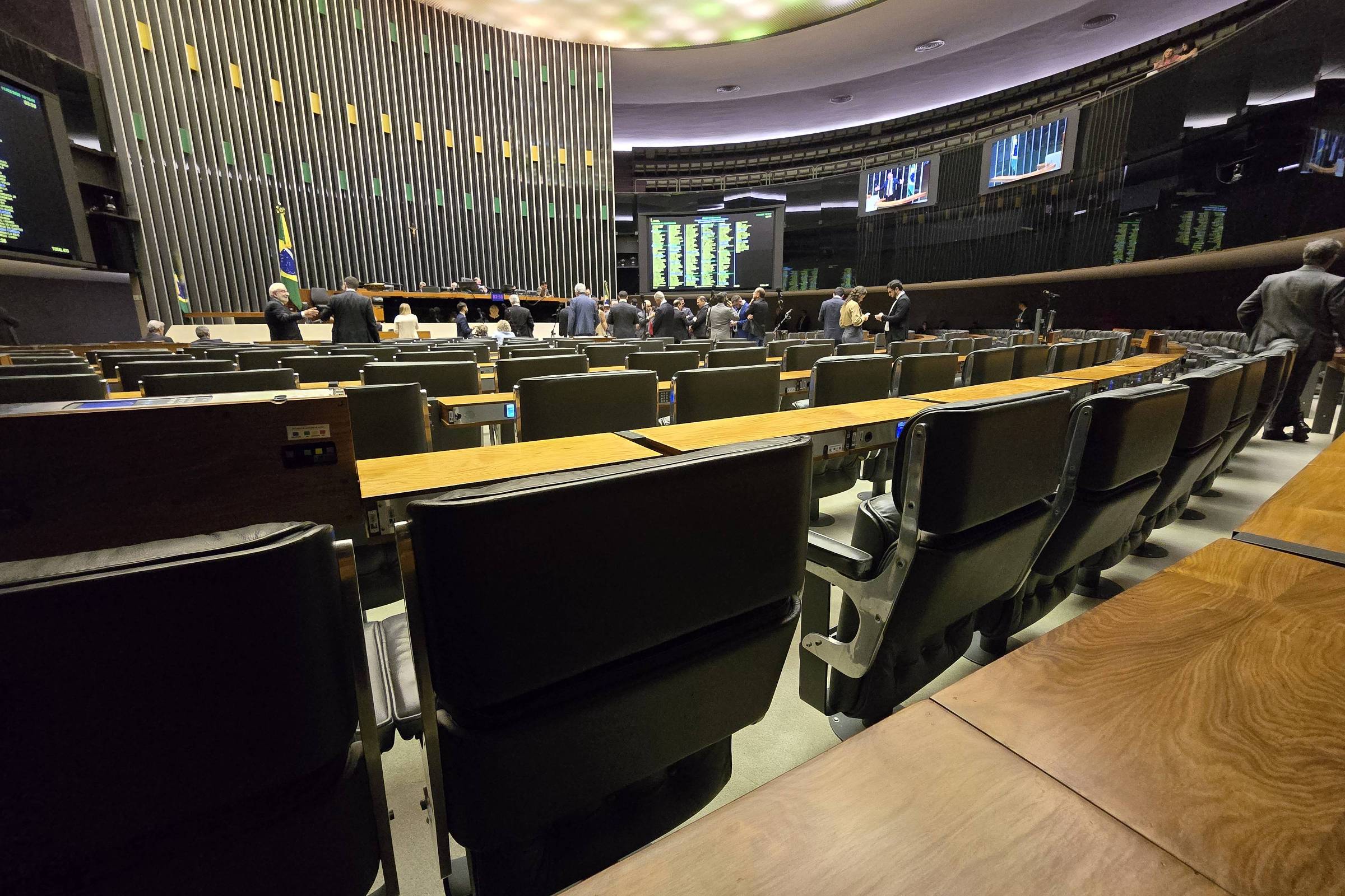 Câmara dos Deputados terá ponto facultativo na segunda (29), dia de jogo da seleção brasileira