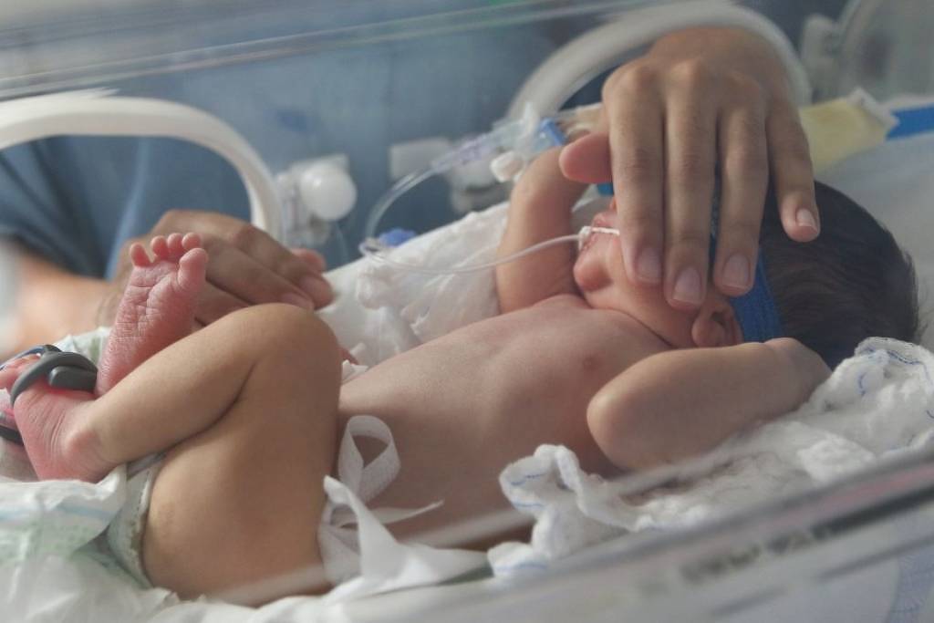 Casos de bronquiolite em bebês caem após chegada de vacina para gestantes no SUS