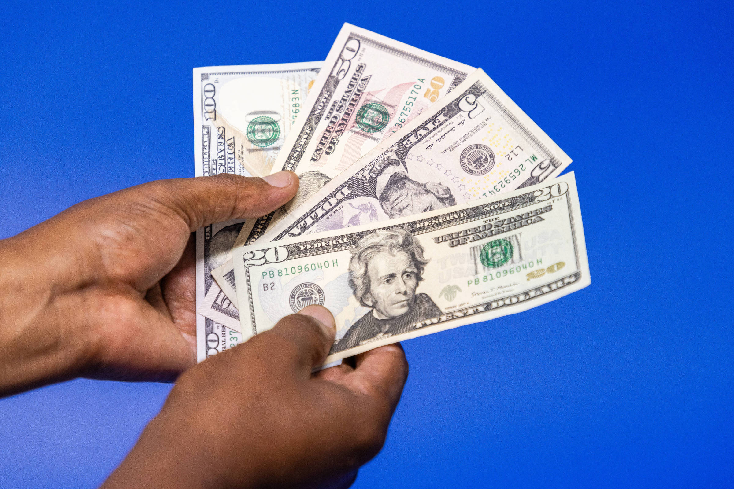 Dólar abre em leve alta em dia de definição da Ptax do mês
