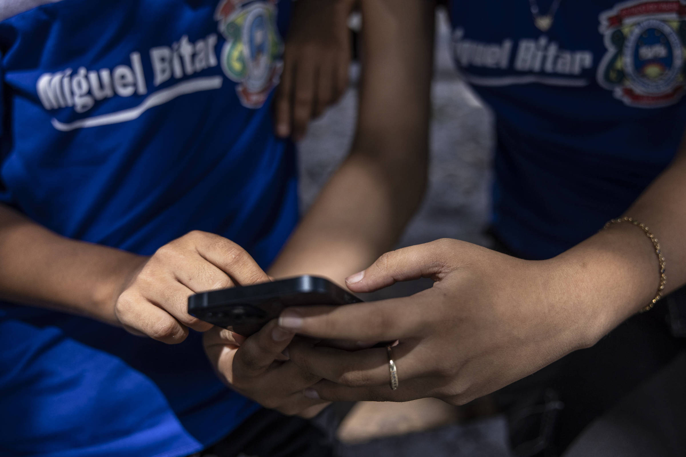 Quase metade dos alunos usa IA nas tarefas no Brasil, mas capacidade digital é baixa, mostra Pisa
