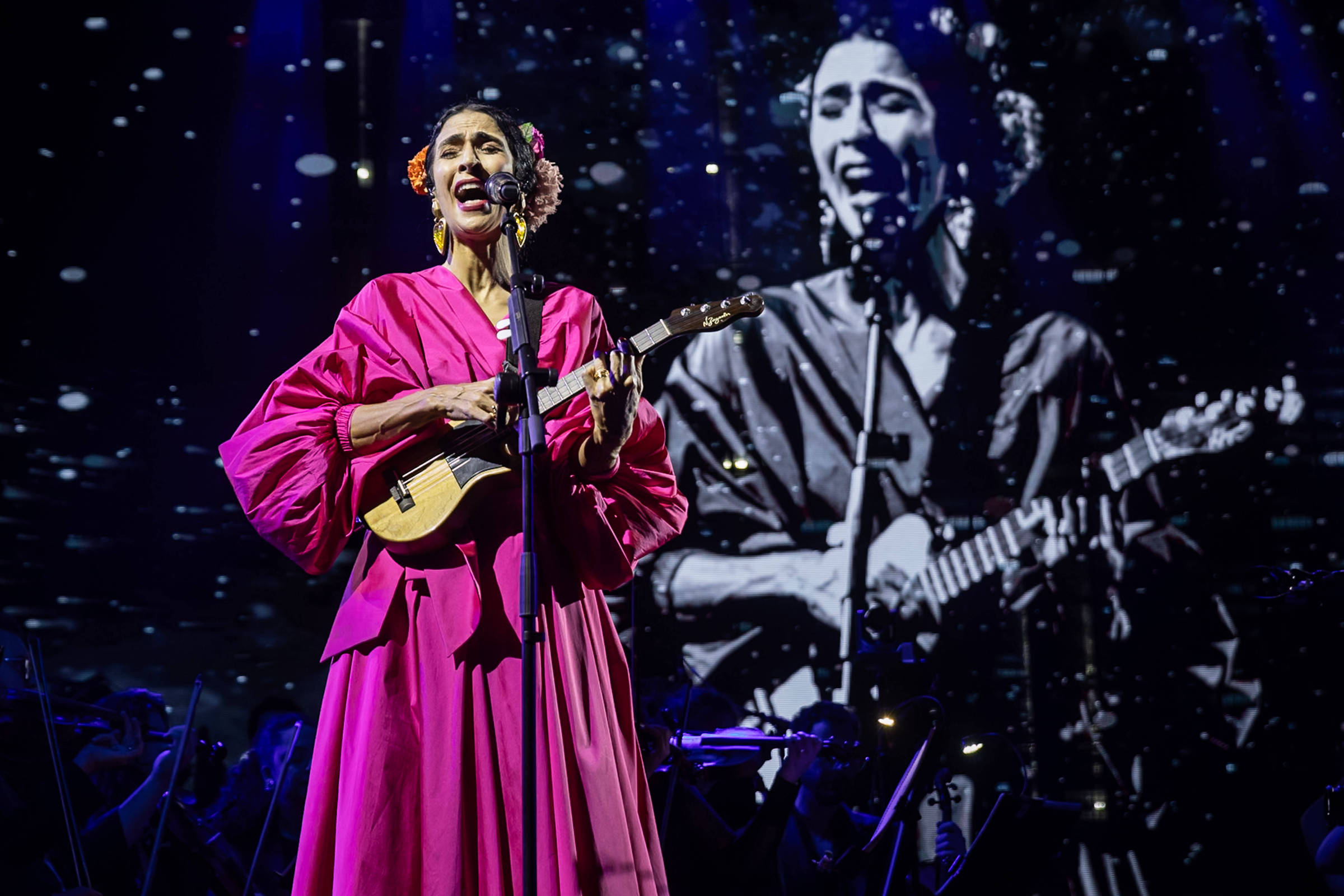 Marisa Monte faz show em festival com logo de bet coberta