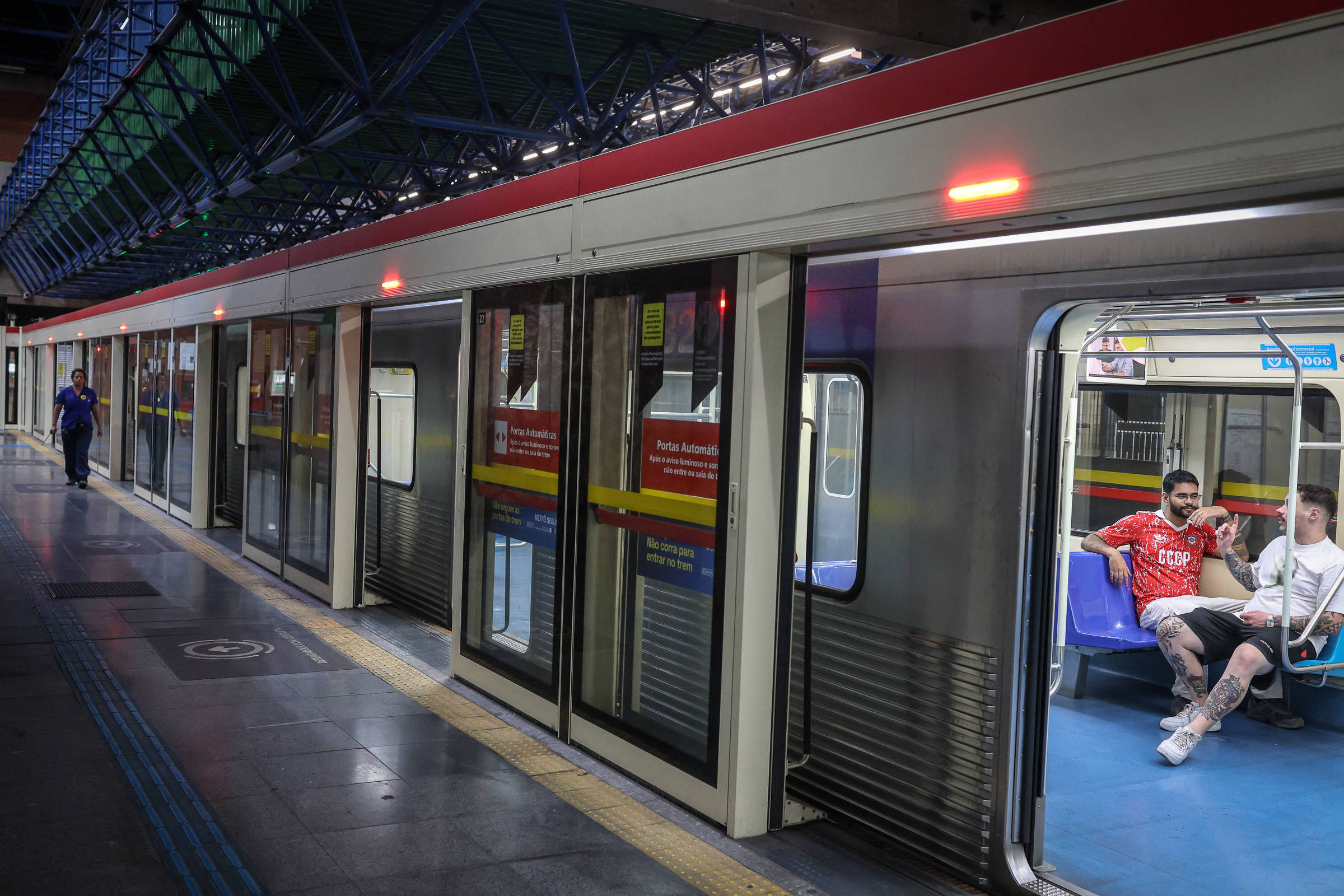 Metrô de São Paulo funciona 24h no fim de semana e terá operação reforçada para o jogo do Brasil