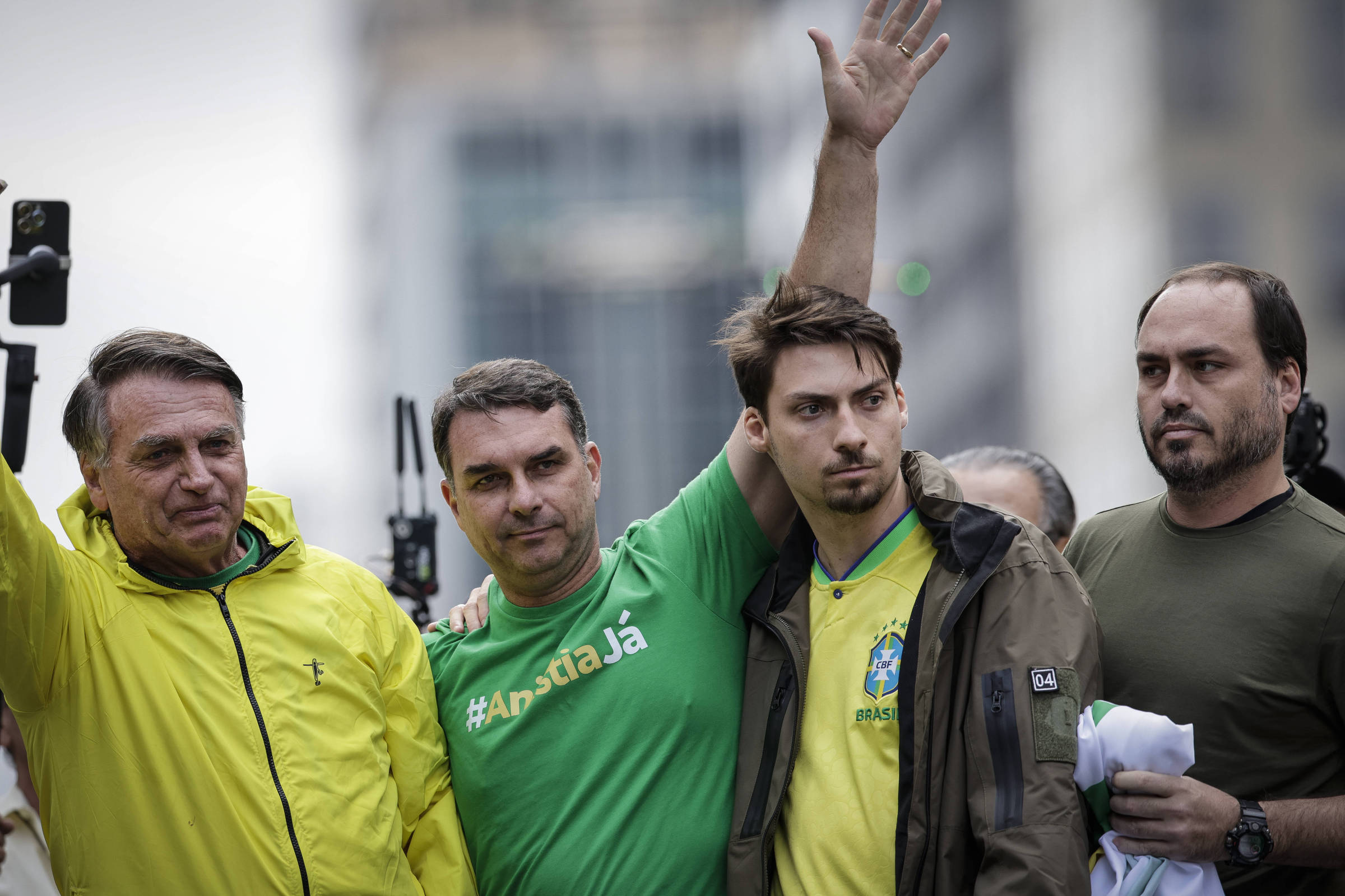 Opinião - Dora Kramer: Os Bolsonaro, como os peixes, morrem pela boca