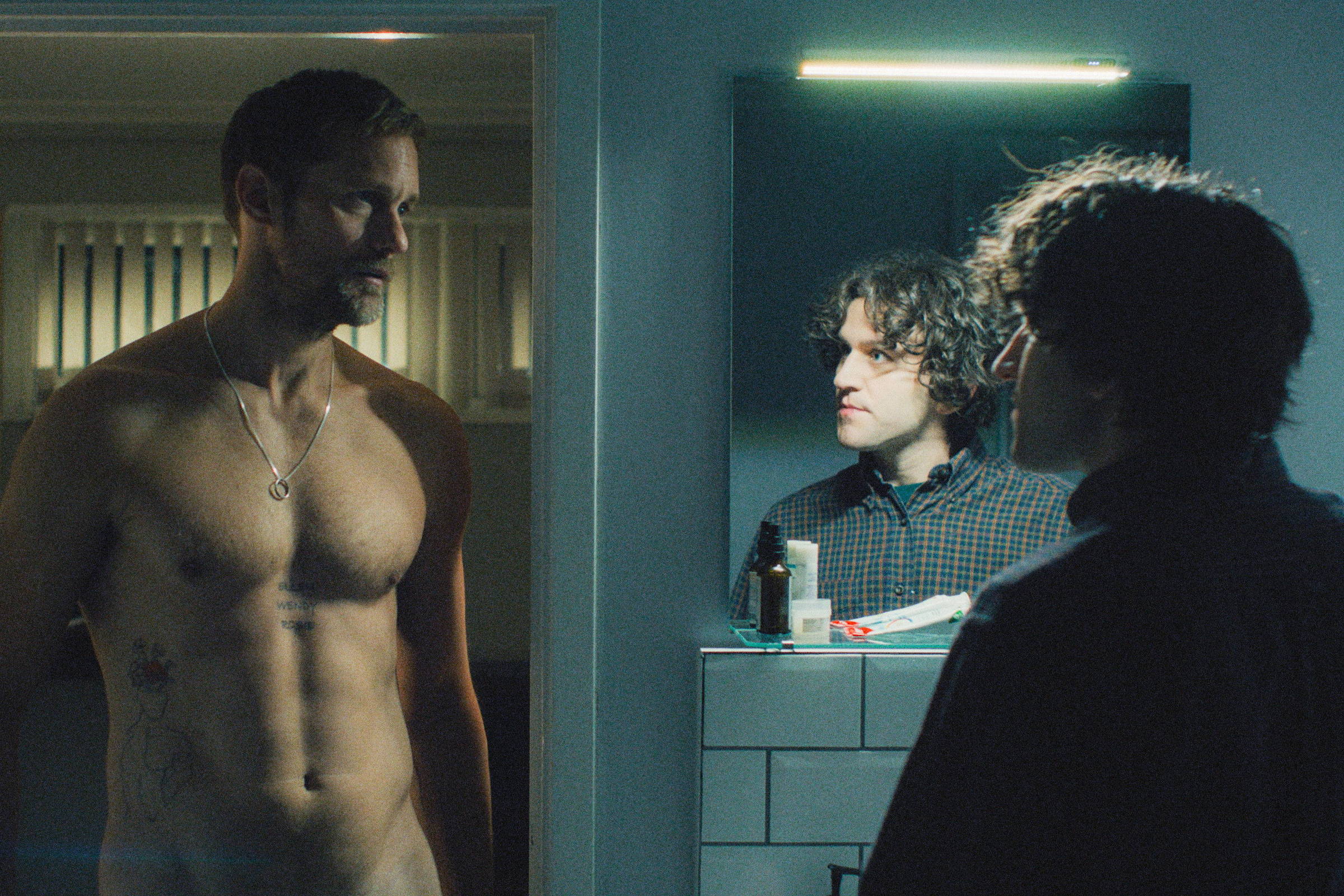 Crítica: 'Pillion', com Alexander Skarsgard, aborda BDSM gay longe dos clichês