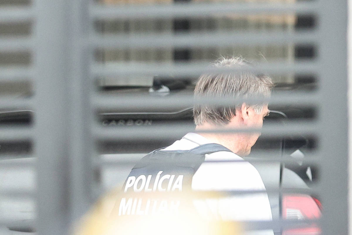 Bolsonaro presta depoimento sobre arma que pode ser decisivo para permanecer em domiciliar