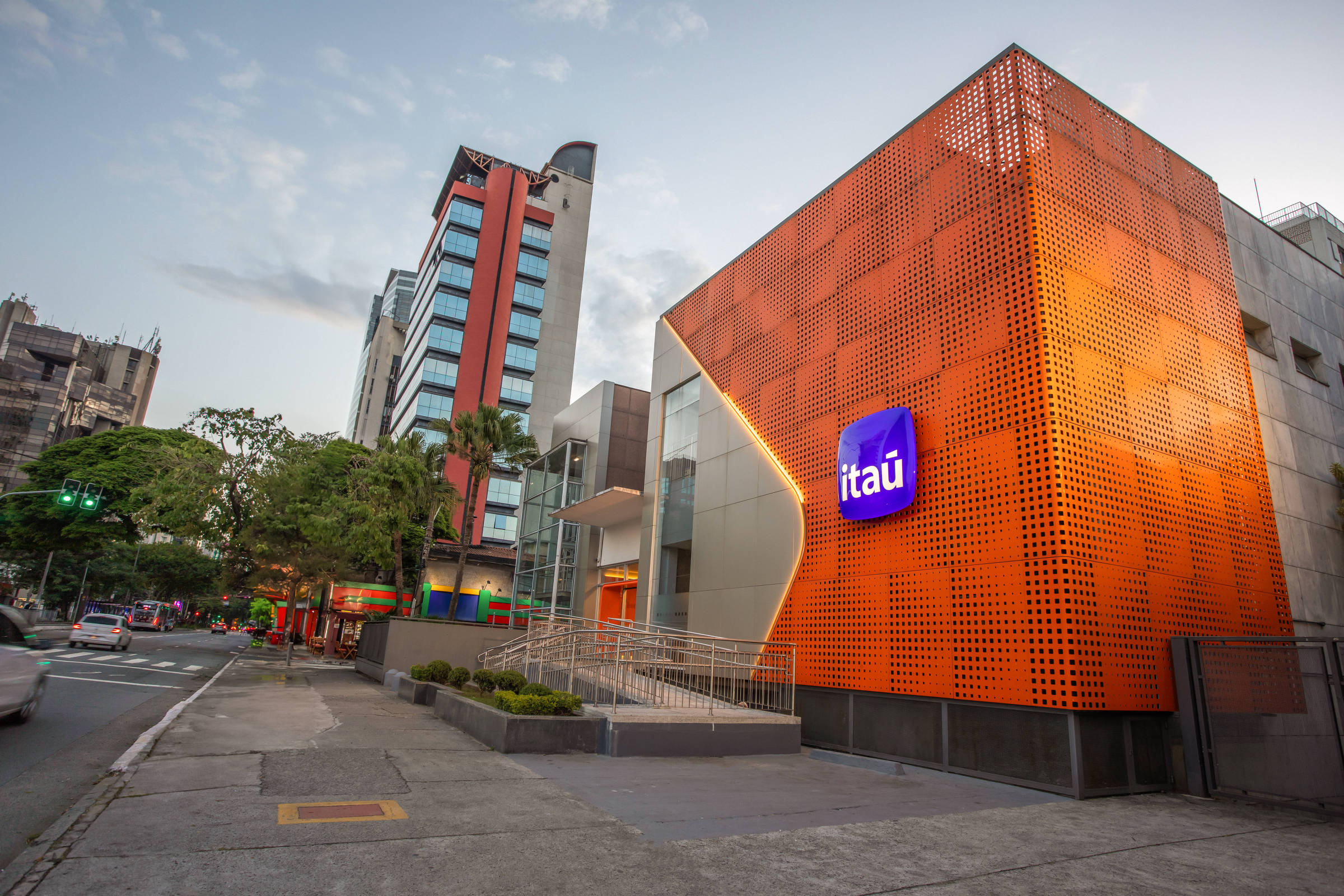 Itaú muda home office e aumenta dias de presencial a partir do próximo ano